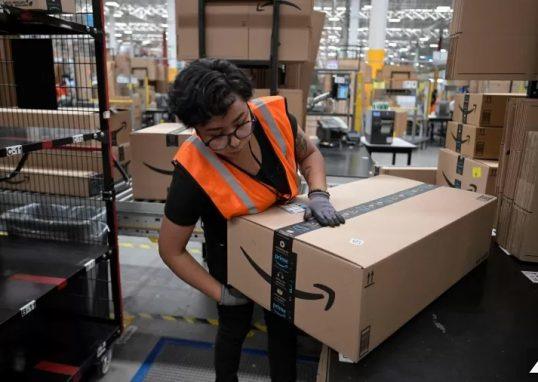 22mai2025—trabalhadora-manuseia-caixa-com-logotipo-da-amazon-em-instalacao-da-empresa-em-tepotzotlan-no-mexico-1769686878287_v2_900x506